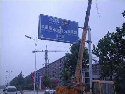 定西公路交通标志杆与灯杆价格因素分析及市场参考